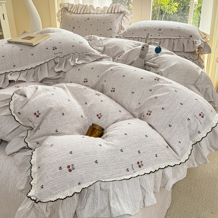 91家纺网 家纺一手货源 找家纺 大麦家纺 2026新款水洗色织棉麻花边四件套 樱桃梦境