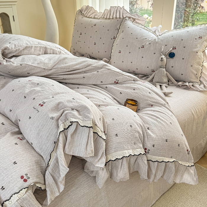 91家纺网 家纺一手货源 找家纺 大麦家纺 2026新款水洗色织棉麻花边四件套 樱桃梦境