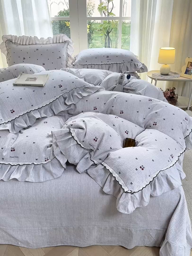 91家纺网 家纺一手货源 找家纺 大麦家纺 2026新款水洗色织棉麻花边四件套 樱桃梦境