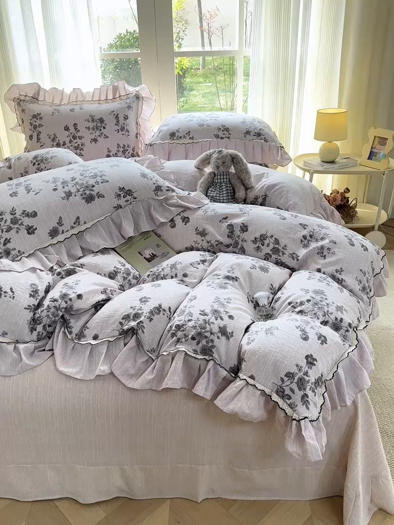 91家纺网 家纺一手货源 找家纺 大麦家纺 2026新款水洗色织棉麻花边四件套 幽兰雪魅