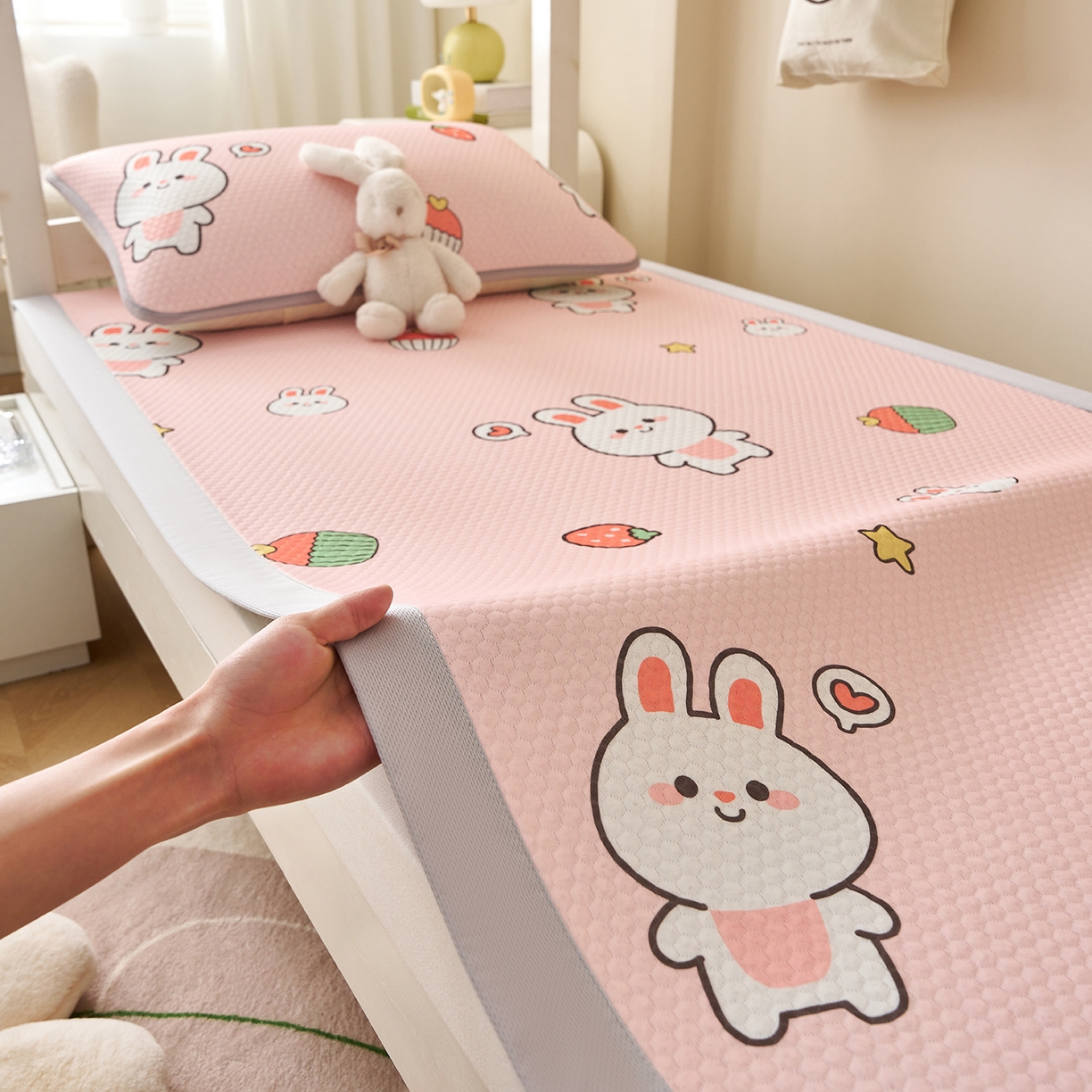 91家纺网 家纺一手货源 找家纺 （总）家品罗兰 2026新款夏季A类印花冰豆豆凉席三明治透气网冰丝凉席家用双人冰丝席床单-学生床