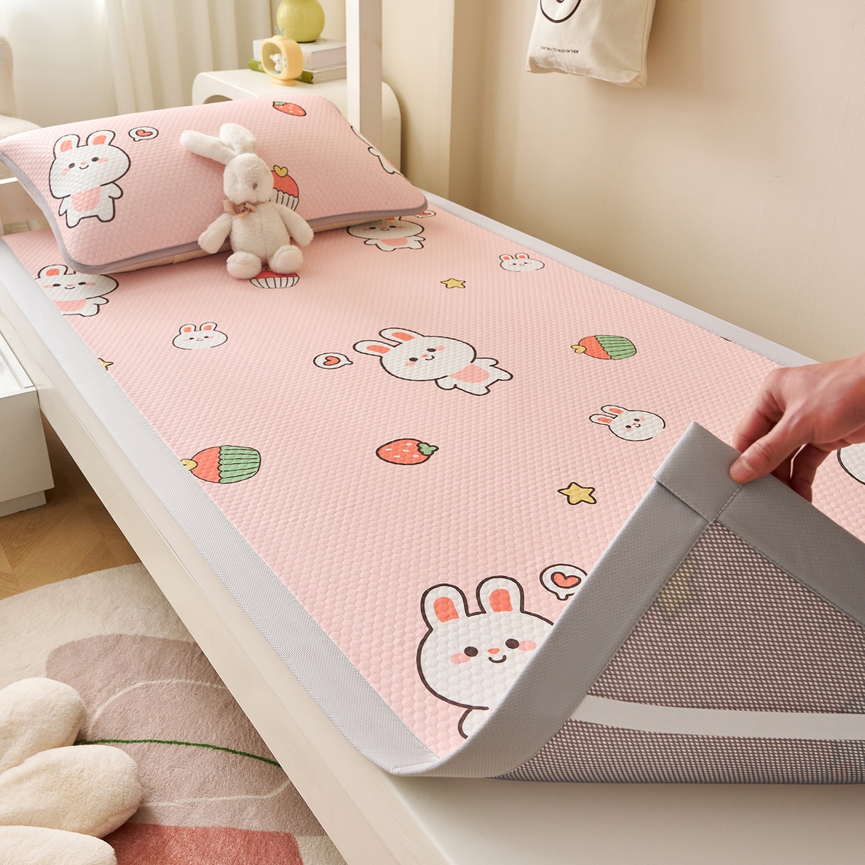 91家纺网 家纺一手货源 找家纺 （总）家品罗兰 2026新款夏季A类印花冰豆豆凉席三明治透气网冰丝凉席家用双人冰丝席床单-学生床