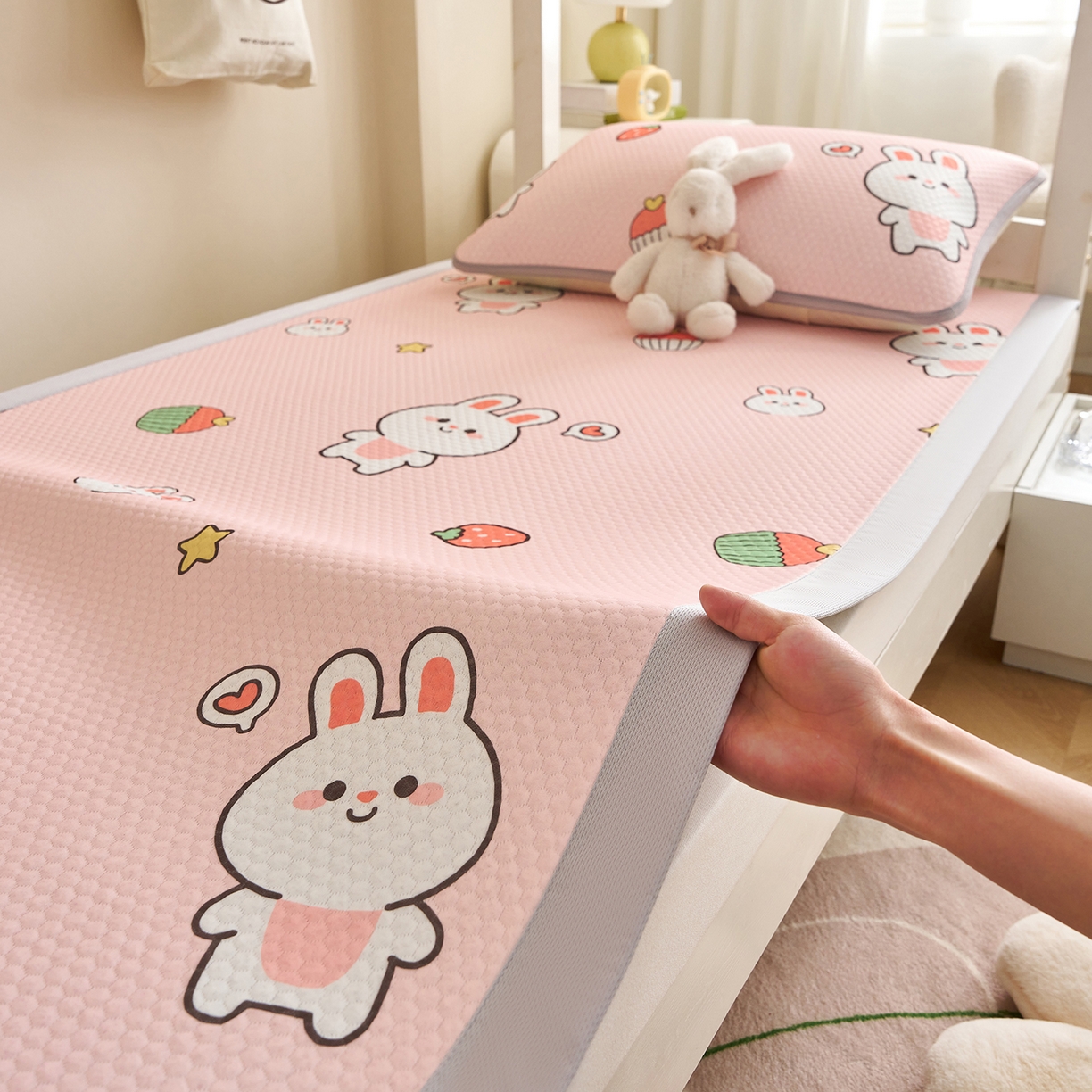 91家纺网 家纺一手货源 找家纺 （总）家品罗兰 2026新款夏季A类印花冰豆豆凉席三明治透气网冰丝凉席家用双人冰丝席床单-学生床