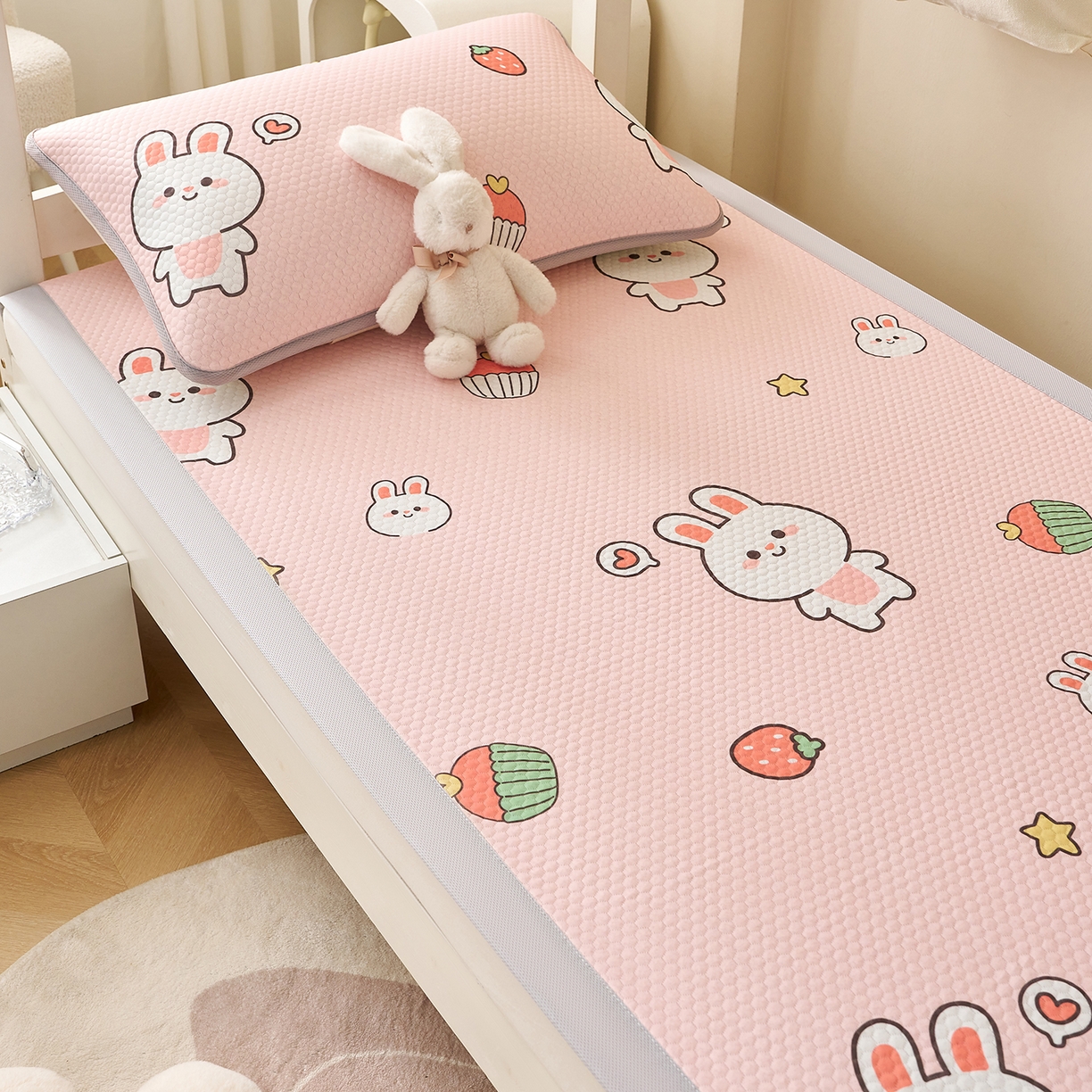 91家纺网 家纺一手货源 找家纺 （总）家品罗兰 2026新款夏季A类印花冰豆豆凉席三明治透气网冰丝凉席家用双人冰丝席床单-学生床