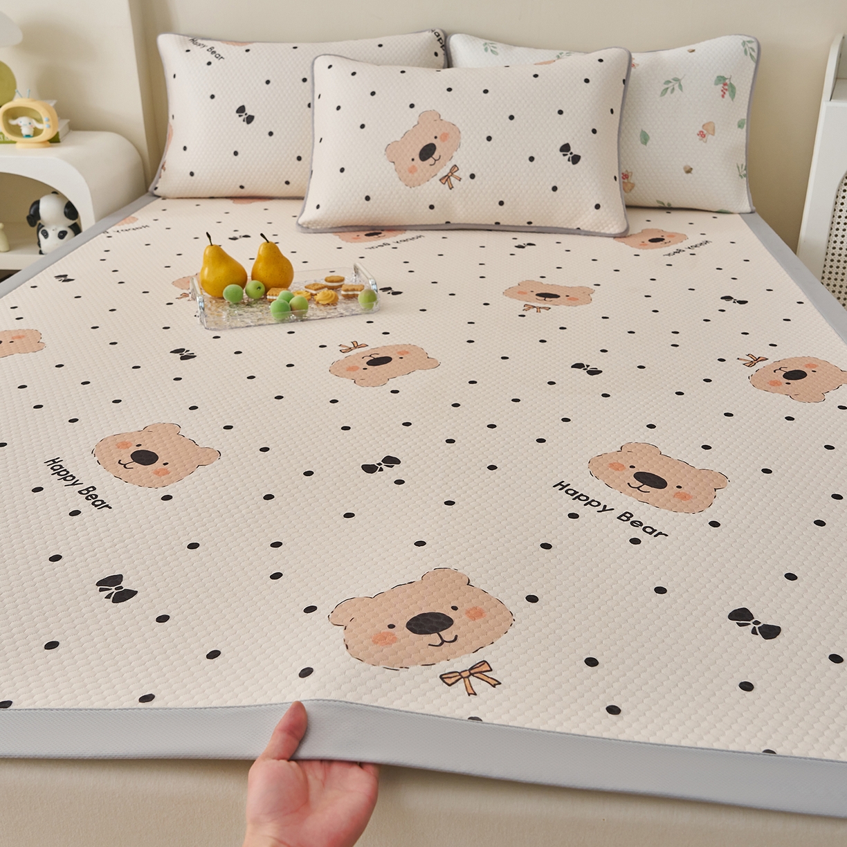 91家纺网 家纺一手货源 找家纺 家品罗兰 2026新款夏季A类印花冰豆豆凉席三明治透气网冰丝凉席家用双人冰丝席床单-大床图 抱抱熊