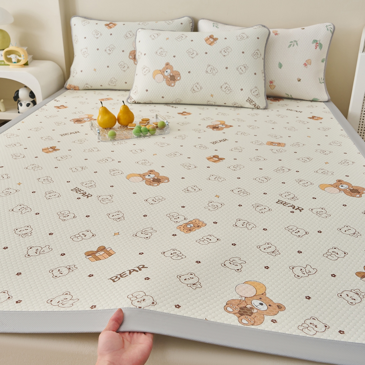 91家纺网 家纺一手货源 找家纺 家品罗兰 2026新款夏季A类印花冰豆豆凉席三明治透气网冰丝凉席家用双人冰丝席床单-大床图 饼干熊