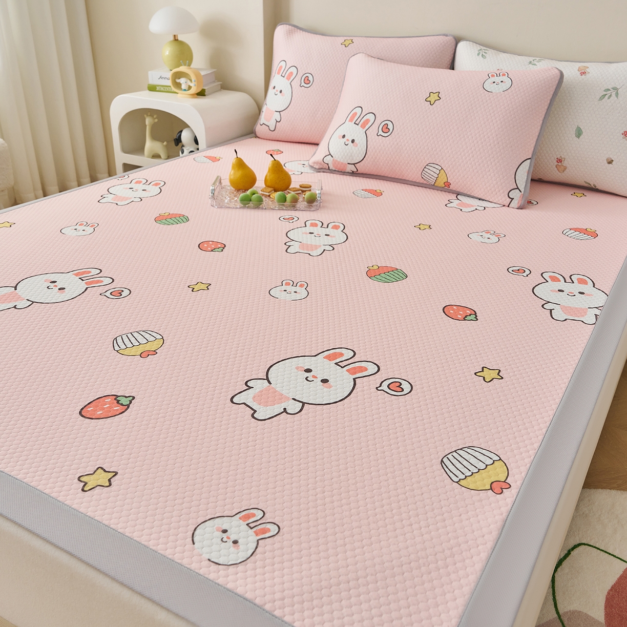 91家纺网 家纺一手货源 找家纺 家品罗兰 2026新款夏季A类印花冰豆豆凉席三明治透气网冰丝凉席家用双人冰丝席床单-大床图 巴比兔