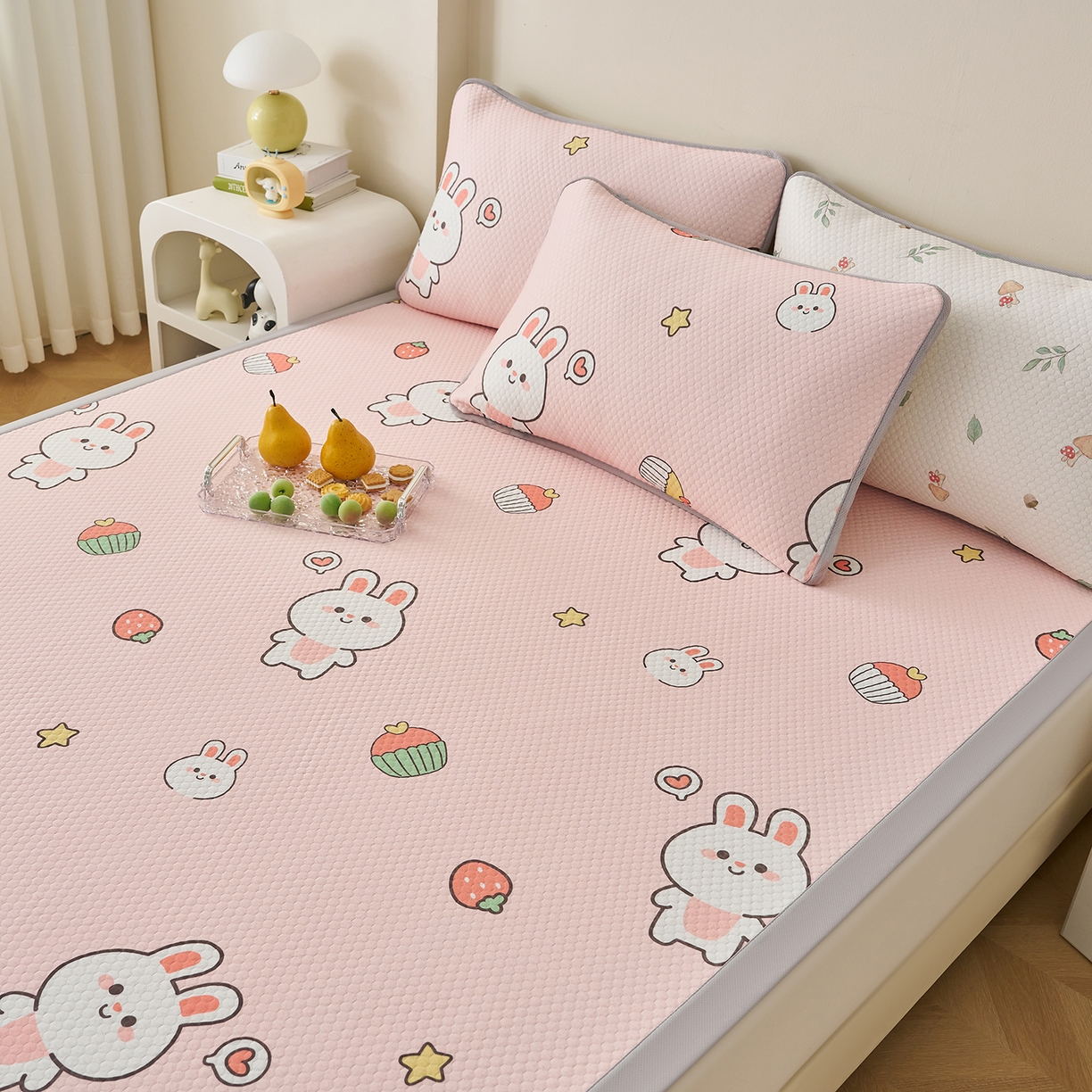 91家纺网 家纺一手货源 找家纺 家品罗兰 2026新款夏季A类印花冰豆豆凉席三明治透气网冰丝凉席家用双人冰丝席床单-大床图 巴比兔