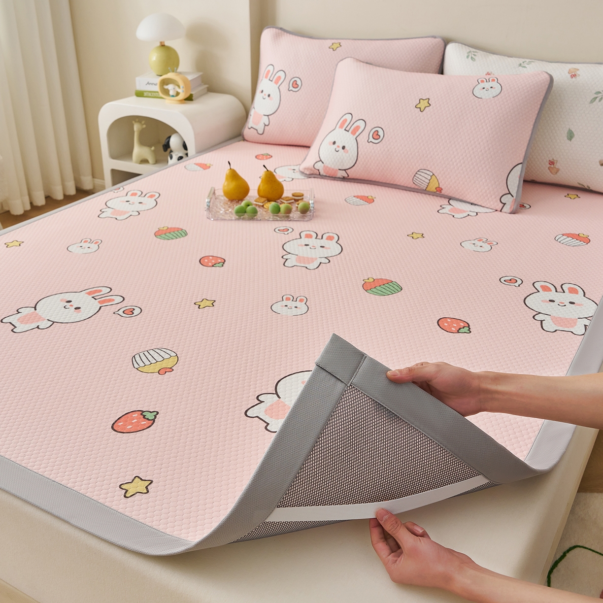 91家纺网 家纺一手货源 找家纺 家品罗兰 2026新款夏季A类印花冰豆豆凉席三明治透气网冰丝凉席家用双人冰丝席床单-大床图 巴比兔