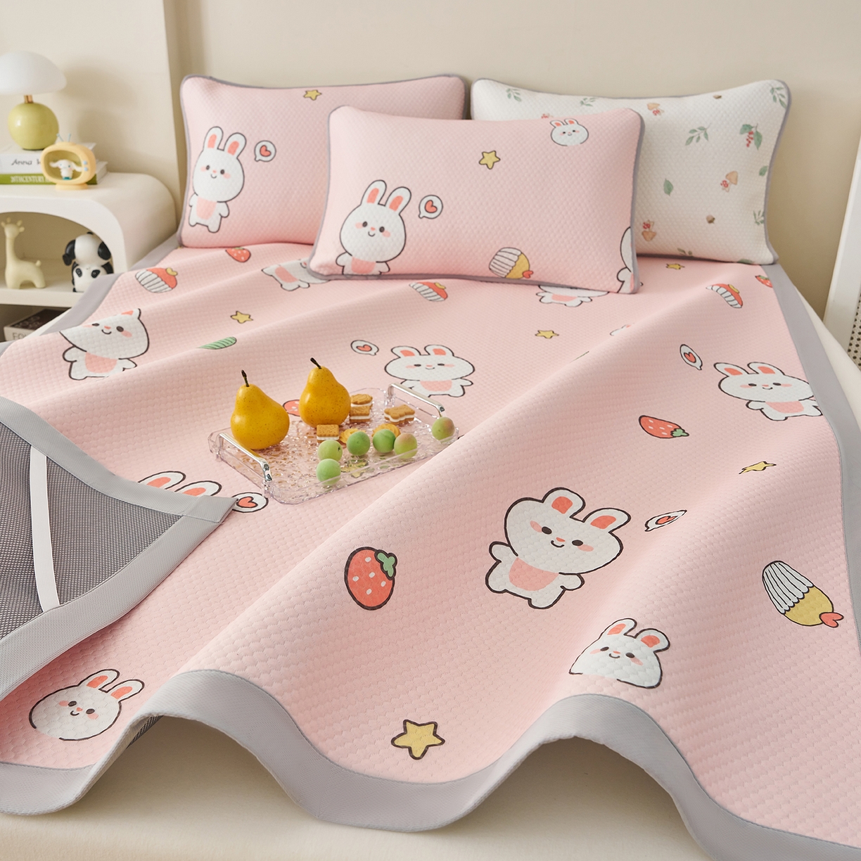 91家纺网 家纺一手货源 找家纺 家品罗兰 2026新款夏季A类印花冰豆豆凉席三明治透气网冰丝凉席家用双人冰丝席床单-大床图 巴比兔