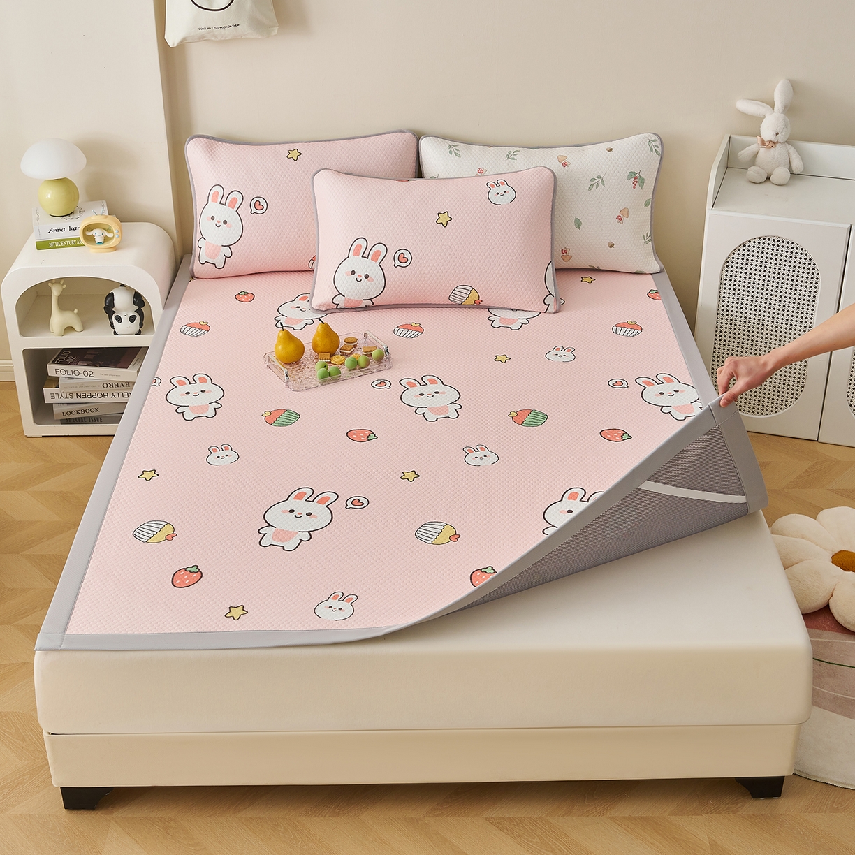 91家纺网 家纺一手货源 找家纺 家品罗兰 2026新款夏季A类印花冰豆豆凉席三明治透气网冰丝凉席家用双人冰丝席床单-大床图 巴比兔