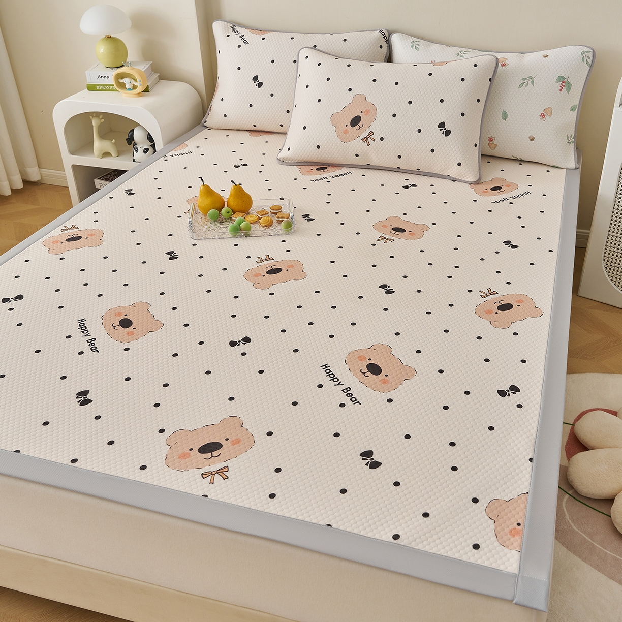 91家纺网 家纺一手货源 找家纺 家品罗兰 2026新款夏季A类印花冰豆豆凉席三明治透气网冰丝凉席家用双人冰丝席床单-大床图 抱抱熊