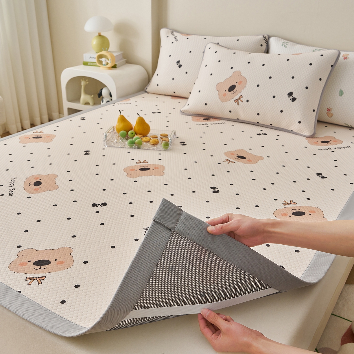 91家纺网 家纺一手货源 找家纺 家品罗兰 2026新款夏季A类印花冰豆豆凉席三明治透气网冰丝凉席家用双人冰丝席床单-大床图 抱抱熊