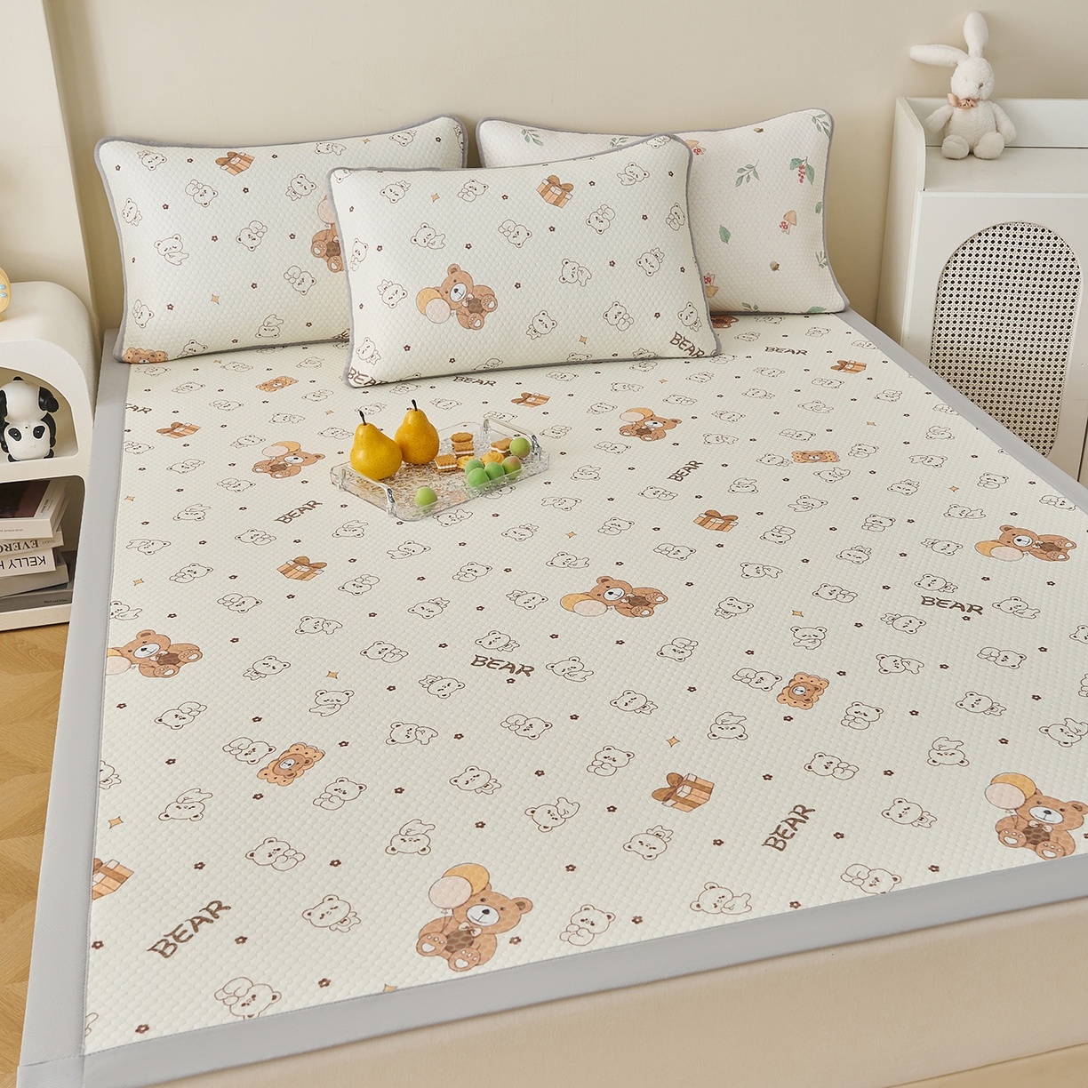 91家纺网 家纺一手货源 找家纺 家品罗兰 2026新款夏季A类印花冰豆豆凉席三明治透气网冰丝凉席家用双人冰丝席床单-大床图 饼干熊