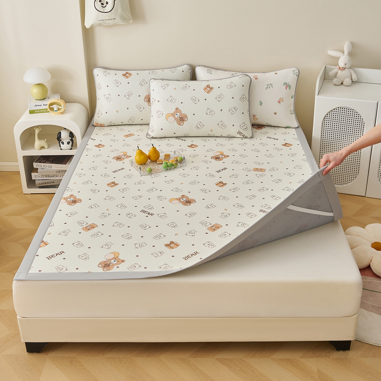 91家纺网 家纺一手货源 找家纺 家品罗兰 2026新款夏季A类印花冰豆豆凉席三明治透气网冰丝凉席家用双人冰丝席床单-大床图 饼干熊