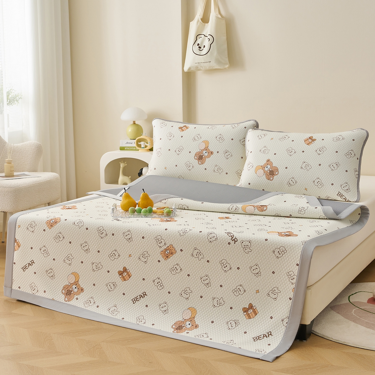 91家纺网 家纺一手货源 找家纺 家品罗兰 2026新款夏季A类印花冰豆豆凉席三明治透气网冰丝凉席家用双人冰丝席床单-大床图 饼干熊