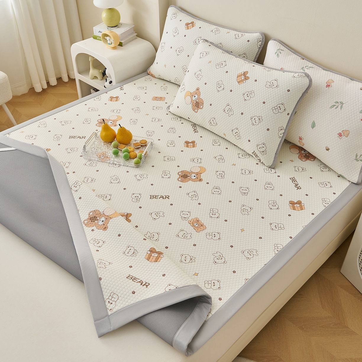 91家纺网 家纺一手货源 找家纺 家品罗兰 2026新款夏季A类印花冰豆豆凉席三明治透气网冰丝凉席家用双人冰丝席床单-大床图 饼干熊