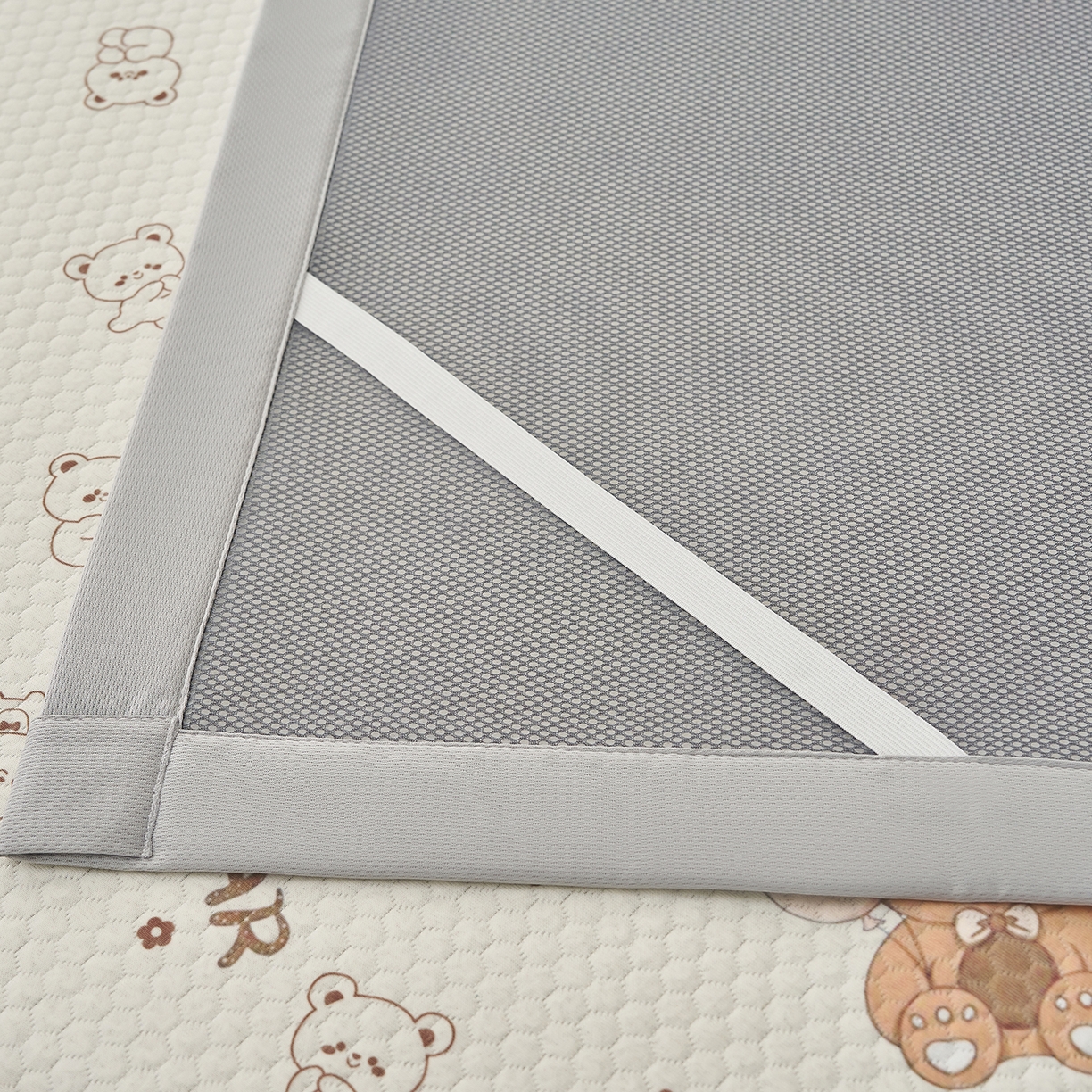 91家纺网 家纺一手货源 找家纺 家品罗兰 2026新款夏季A类印花冰豆豆凉席三明治透气网冰丝凉席家用双人冰丝席床单-大床图 饼干熊