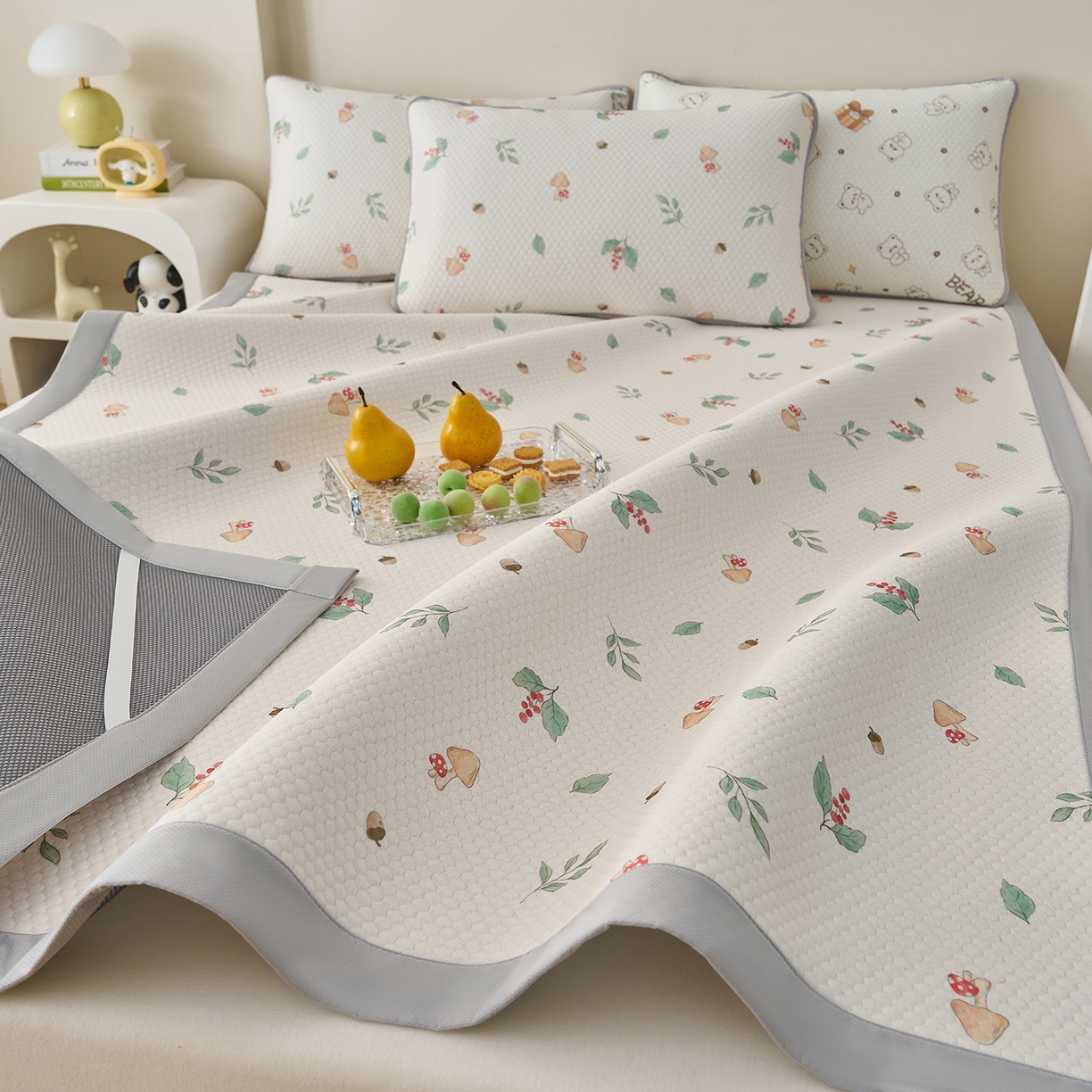 91家纺网 家纺一手货源 找家纺 家品罗兰 2026新款夏季A类印花冰豆豆凉席三明治透气网冰丝凉席家用双人冰丝席床单-大床图 蘑菇乐园