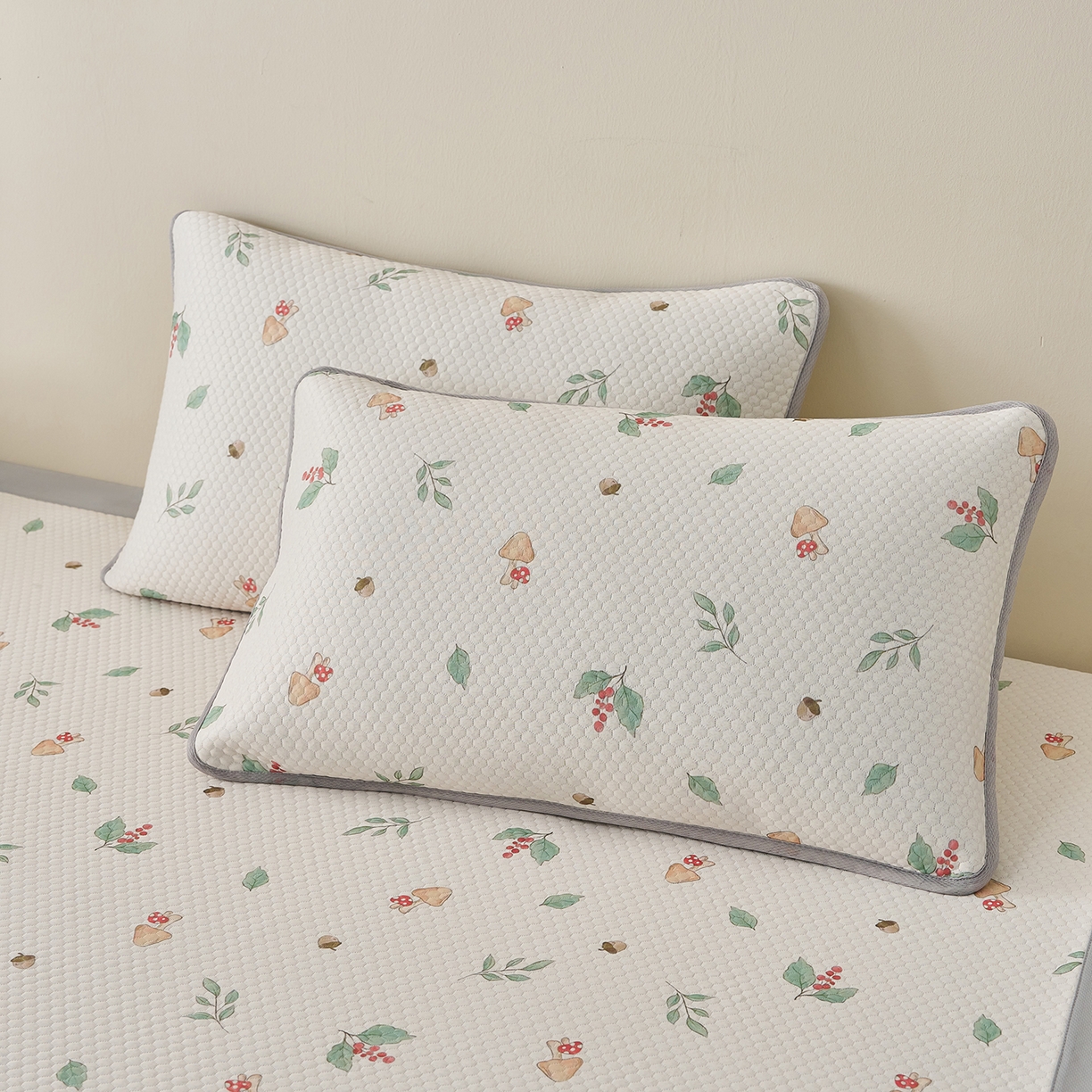 91家纺网 家纺一手货源 找家纺 家品罗兰 2026新款夏季A类印花冰豆豆凉席三明治透气网冰丝凉席家用双人冰丝席床单-大床图 蘑菇乐园