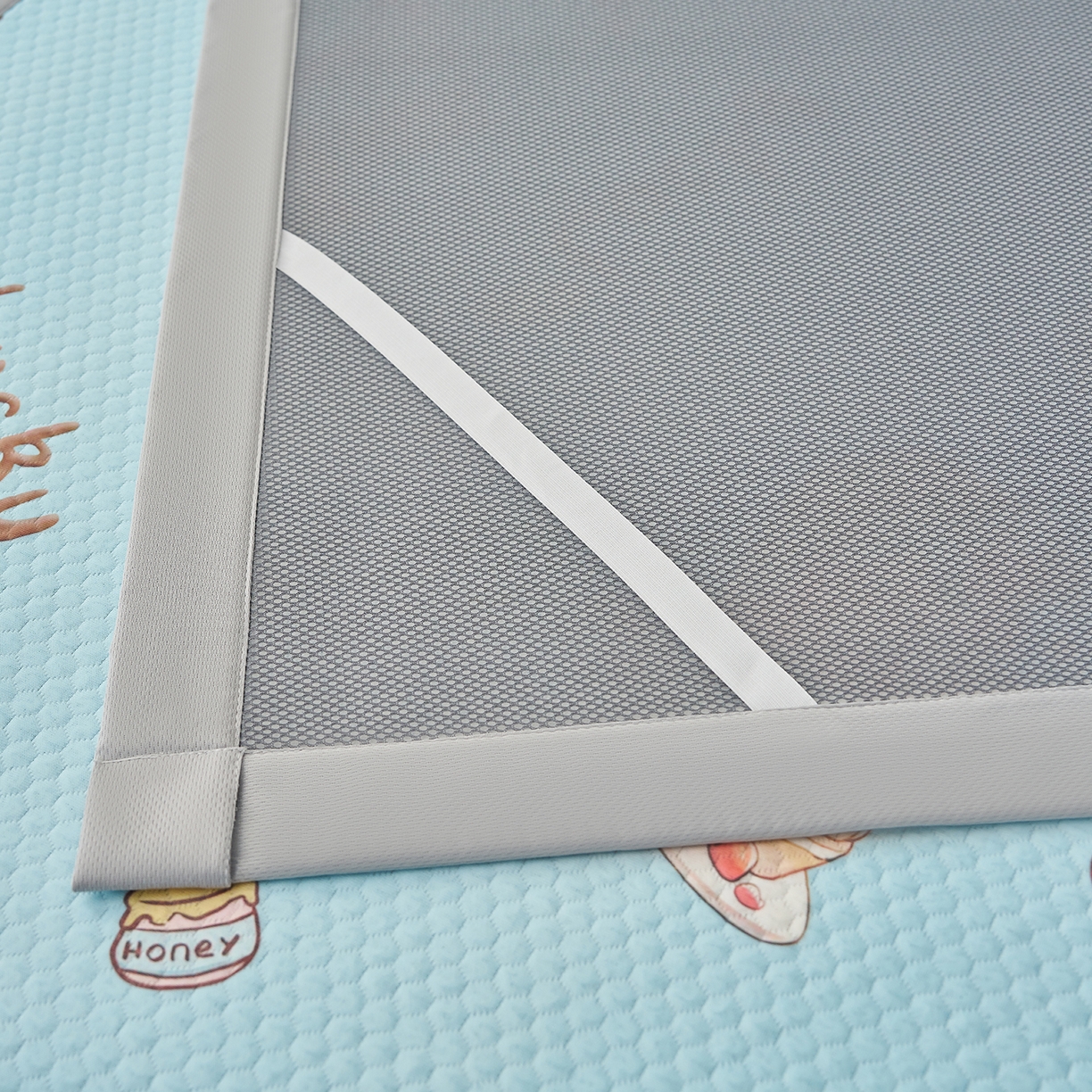 91家纺网 家纺一手货源 找家纺 家品罗兰 2026新款夏季A类印花冰豆豆凉席三明治透气网冰丝凉席家用双人冰丝席床单-大床图 甜甜圈