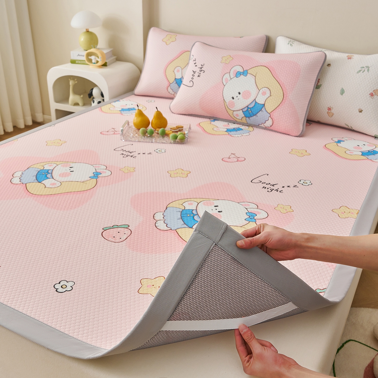 91家纺网 家纺一手货源 找家纺 家品罗兰 2026新款夏季A类印花冰豆豆凉席三明治透气网冰丝凉席家用双人冰丝席床单-大床图 兔宝贝