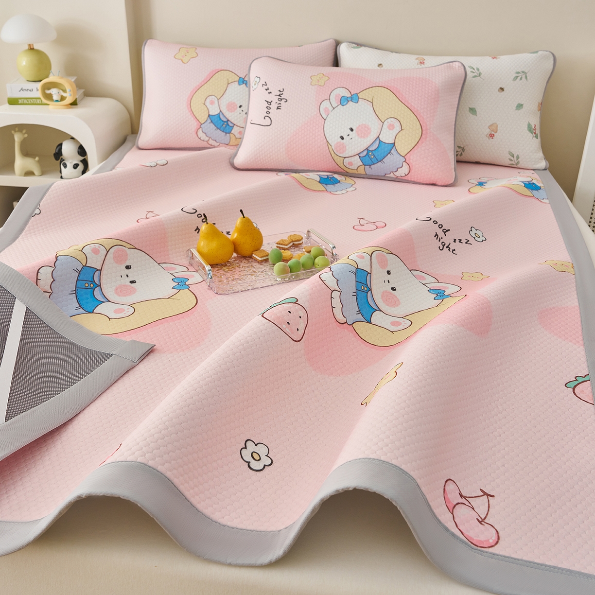 91家纺网 家纺一手货源 找家纺 家品罗兰 2026新款夏季A类印花冰豆豆凉席三明治透气网冰丝凉席家用双人冰丝席床单-大床图 兔宝贝