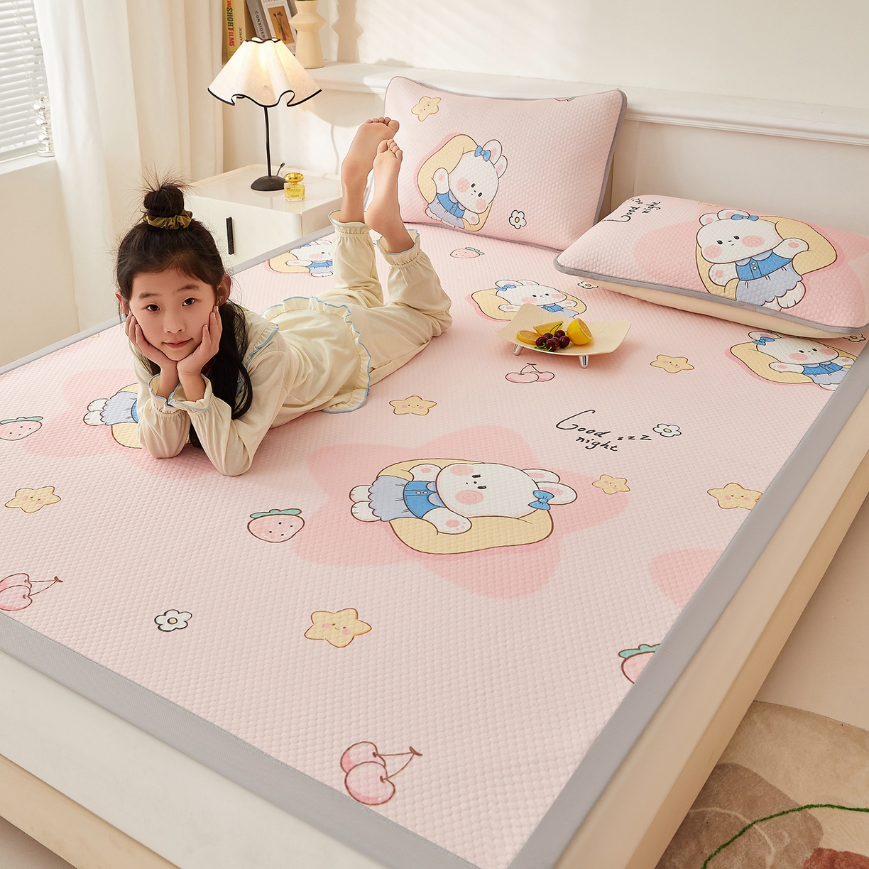 91家纺网 家纺一手货源 找家纺 家品罗兰 2026新款夏季A类印花冰豆豆凉席三明治透气网冰丝凉席家用双人冰丝席床单-大床图 兔宝贝