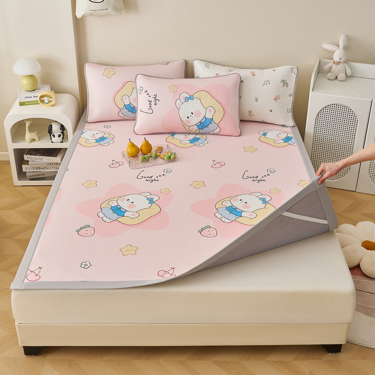 91家纺网 家纺一手货源 找家纺 家品罗兰 2026新款夏季A类印花冰豆豆凉席三明治透气网冰丝凉席家用双人冰丝席床单-大床图 兔宝贝