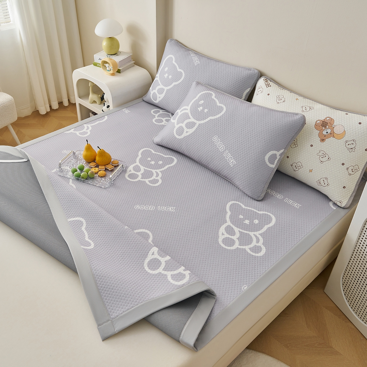 91家纺网 家纺一手货源 找家纺 家品罗兰 2026新款夏季A类印花冰豆豆凉席三明治透气网冰丝凉席家用双人冰丝席床单-大床图 维尼熊