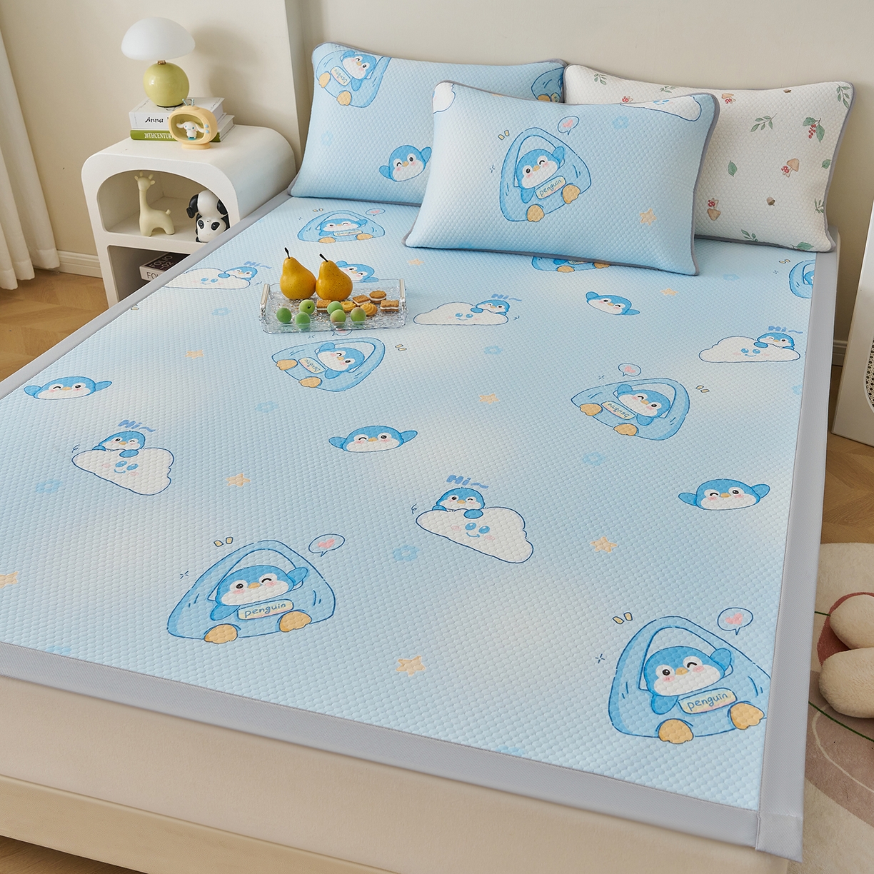 91家纺网 家纺一手货源 找家纺 家品罗兰 2026新款夏季A类印花冰豆豆凉席三明治透气网冰丝凉席家用双人冰丝席床单-大床图 小企鹅