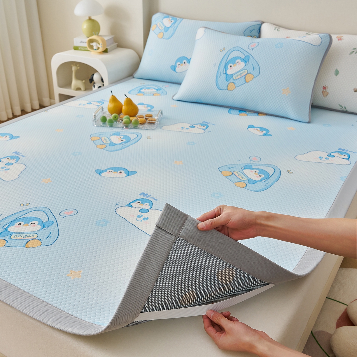 91家纺网 家纺一手货源 找家纺 家品罗兰 2026新款夏季A类印花冰豆豆凉席三明治透气网冰丝凉席家用双人冰丝席床单-大床图 小企鹅