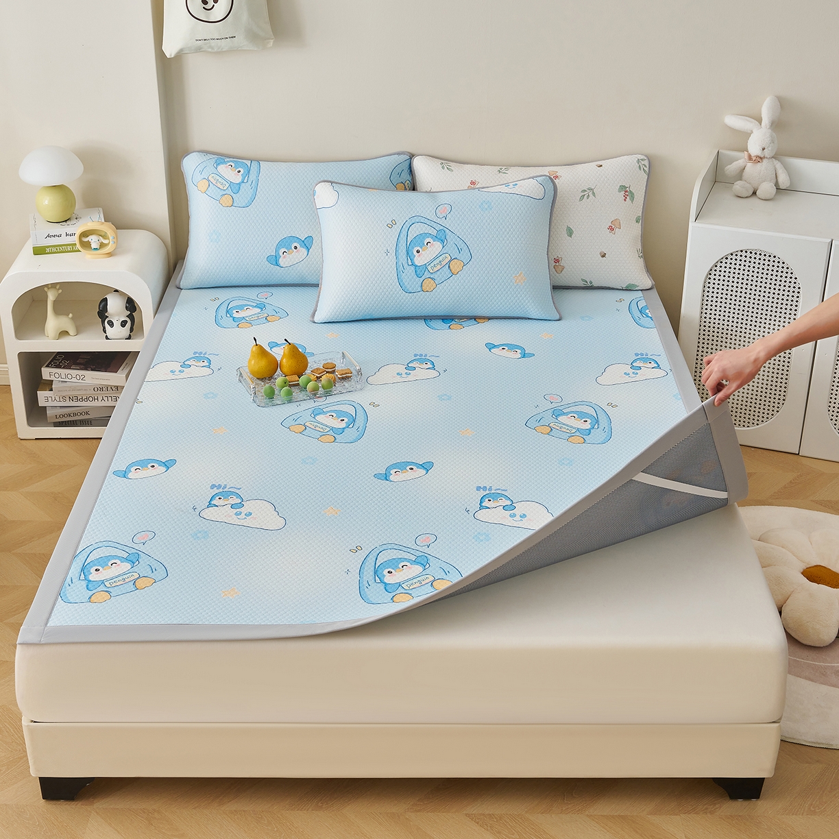 91家纺网 家纺一手货源 找家纺 家品罗兰 2026新款夏季A类印花冰豆豆凉席三明治透气网冰丝凉席家用双人冰丝席床单-大床图 小企鹅