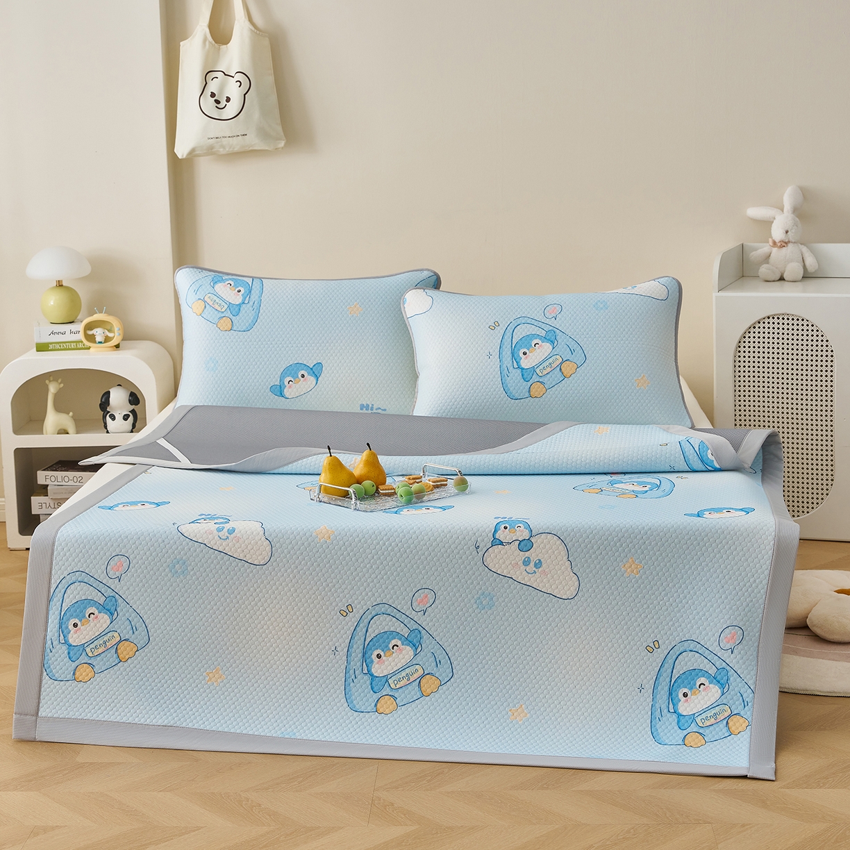 91家纺网 家纺一手货源 找家纺 家品罗兰 2026新款夏季A类印花冰豆豆凉席三明治透气网冰丝凉席家用双人冰丝席床单-大床图 小企鹅