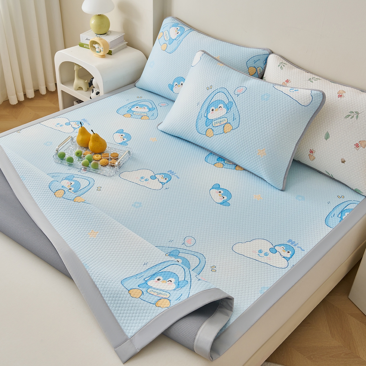 91家纺网 家纺一手货源 找家纺 家品罗兰 2026新款夏季A类印花冰豆豆凉席三明治透气网冰丝凉席家用双人冰丝席床单-大床图 小企鹅