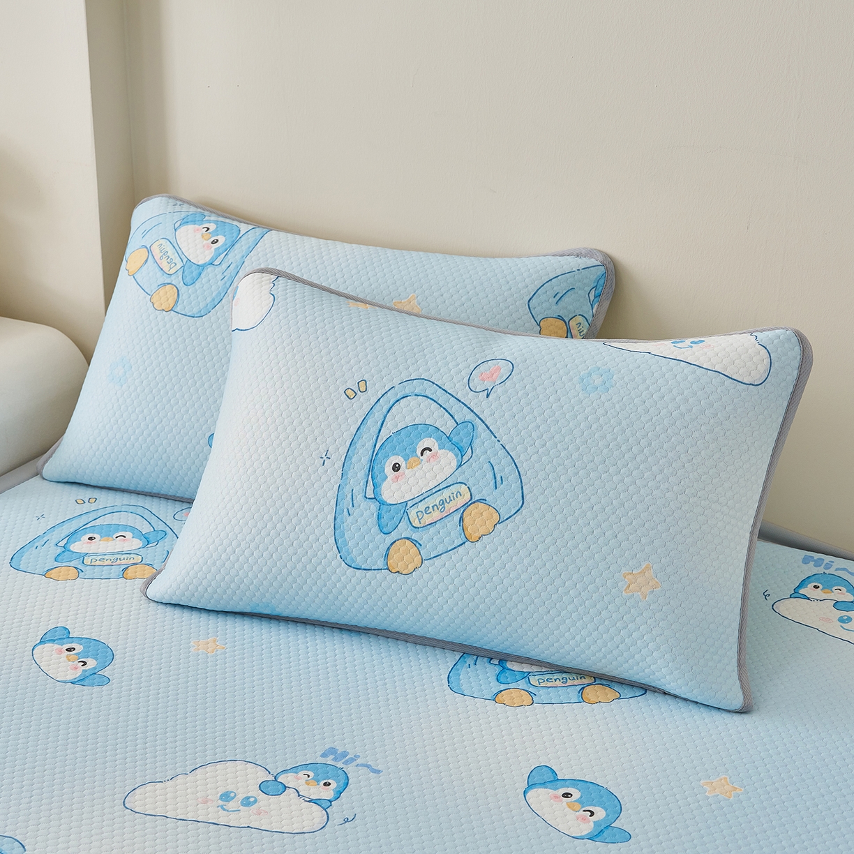 91家纺网 家纺一手货源 找家纺 家品罗兰 2026新款夏季A类印花冰豆豆凉席三明治透气网冰丝凉席家用双人冰丝席床单-大床图 小企鹅