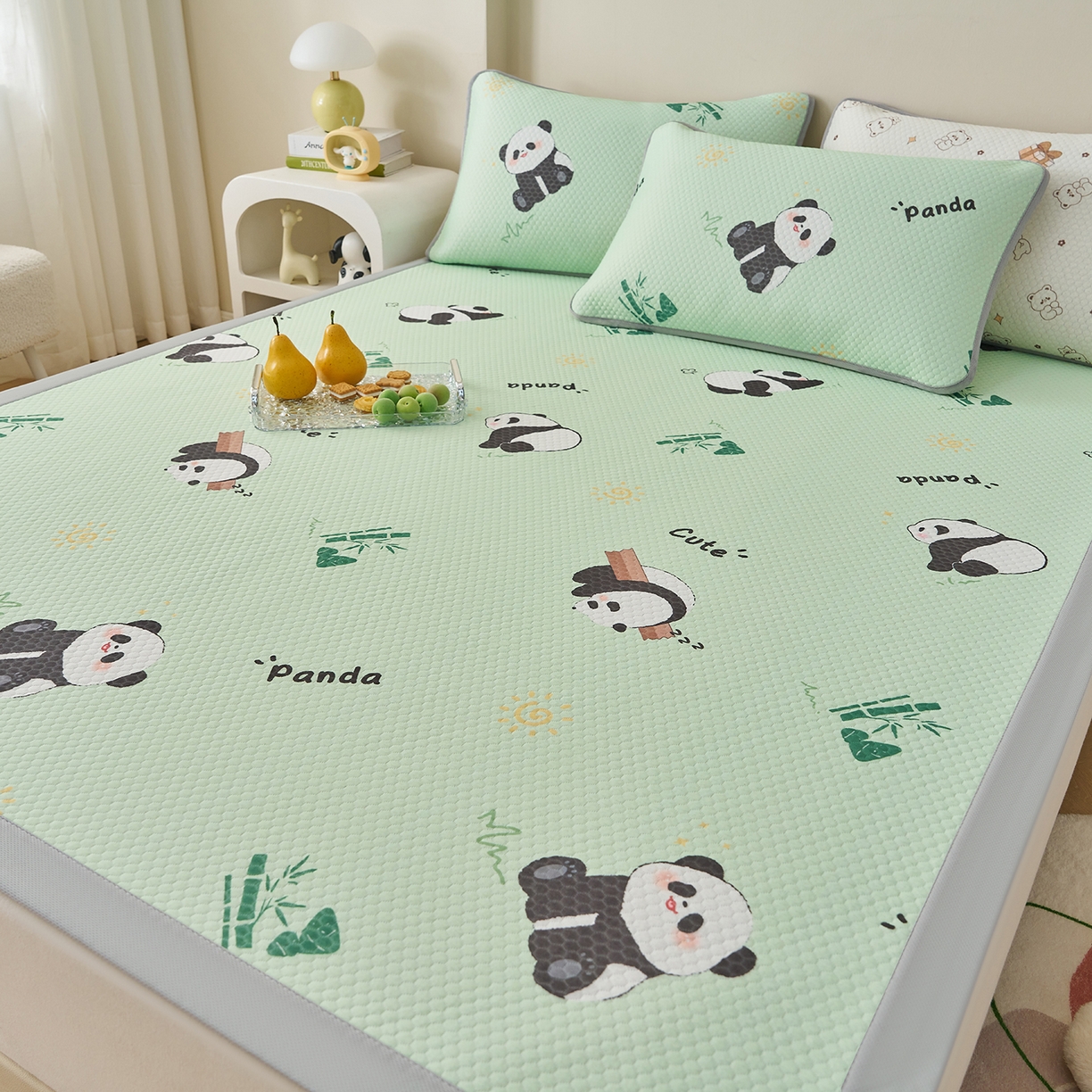 91家纺网 家纺一手货源 找家纺 家品罗兰 2026新款夏季A类印花冰豆豆凉席三明治透气网冰丝凉席家用双人冰丝席床单-大床图 熊猫家园