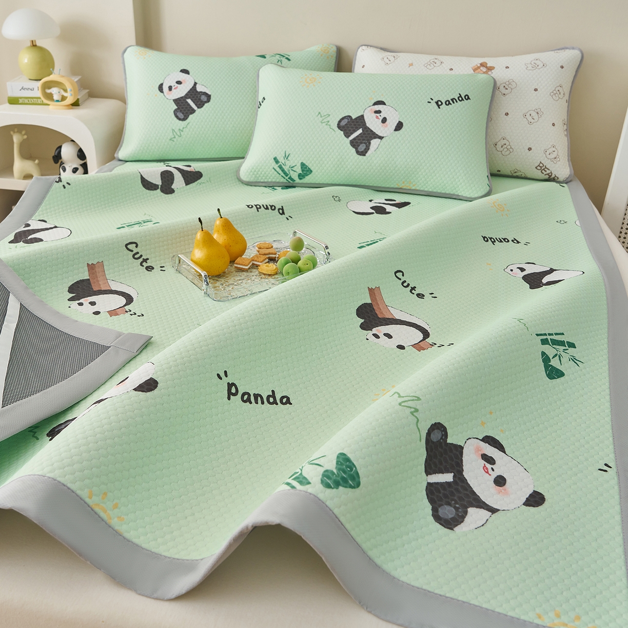 91家纺网 家纺一手货源 找家纺 家品罗兰 2026新款夏季A类印花冰豆豆凉席三明治透气网冰丝凉席家用双人冰丝席床单-大床图 熊猫家园