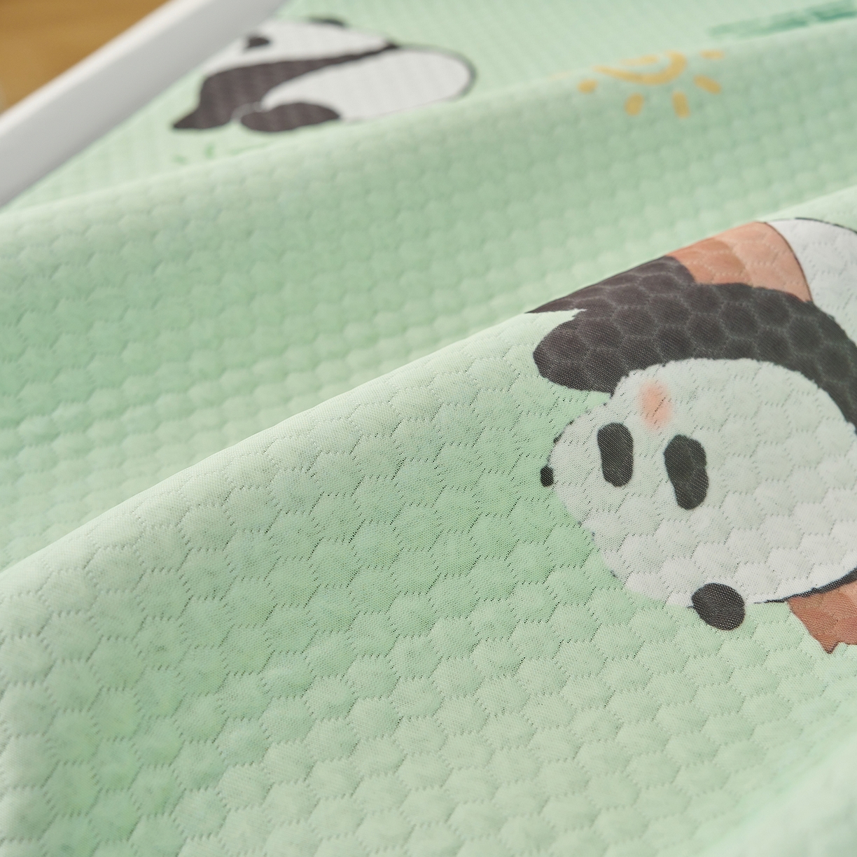 91家纺网 家纺一手货源 找家纺 家品罗兰 2026新款夏季A类印花冰豆豆凉席三明治透气网冰丝凉席家用双人冰丝席床单-大床图 熊猫家园