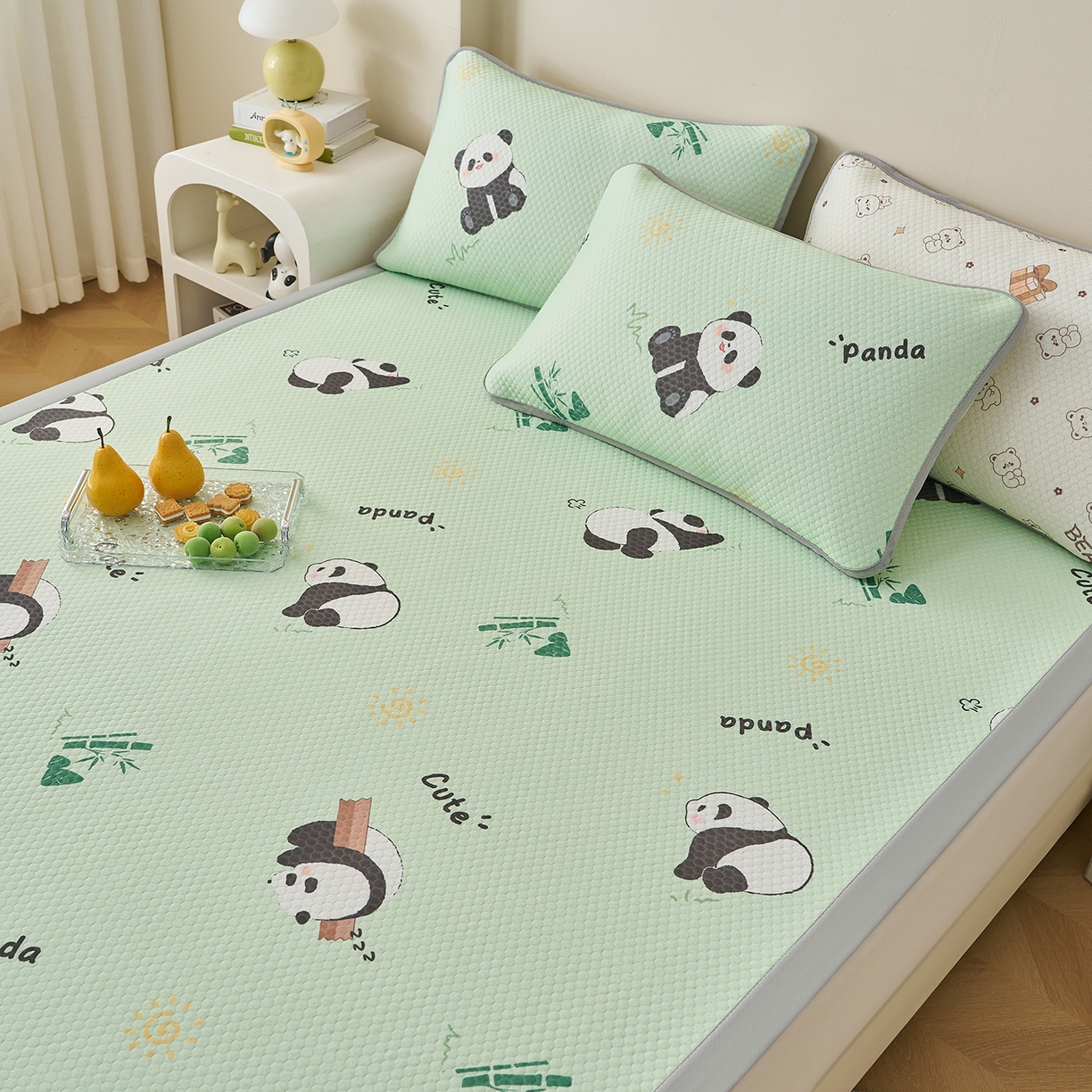 91家纺网 家纺一手货源 找家纺 家品罗兰 2026新款夏季A类印花冰豆豆凉席三明治透气网冰丝凉席家用双人冰丝席床单-大床图 熊猫家园