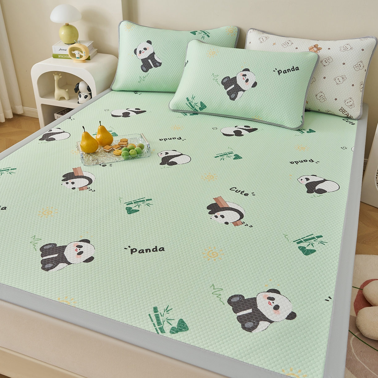 91家纺网 家纺一手货源 找家纺 家品罗兰 2026新款夏季A类印花冰豆豆凉席三明治透气网冰丝凉席家用双人冰丝席床单-大床图 熊猫家园