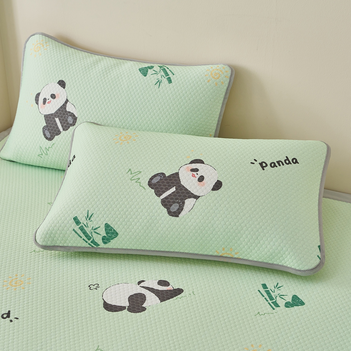 91家纺网 家纺一手货源 找家纺 家品罗兰 2026新款夏季A类印花冰豆豆凉席三明治透气网冰丝凉席家用双人冰丝席床单-大床图 熊猫家园