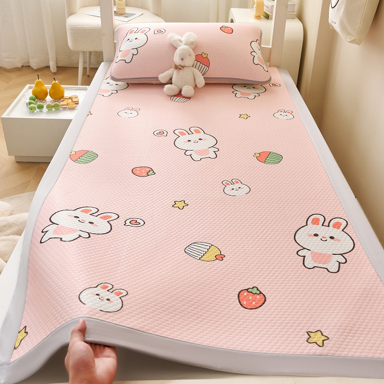 91家纺网 家纺一手货源 找家纺 家品罗兰 2026新款夏季A类印花冰豆豆凉席三明治透气网冰丝凉席家用双人冰丝席床单-学生床 巴比兔,巴比兔