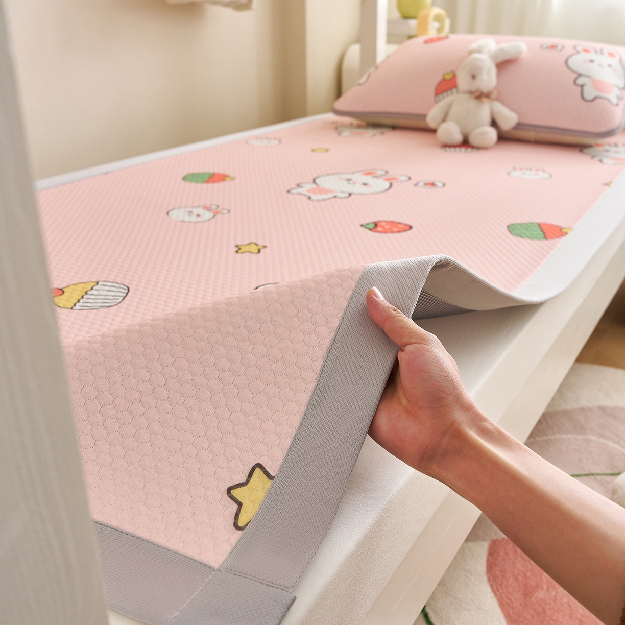 91家纺网 家纺一手货源 找家纺 家品罗兰 2026新款夏季A类印花冰豆豆凉席三明治透气网冰丝凉席家用双人冰丝席床单-学生床 巴比兔