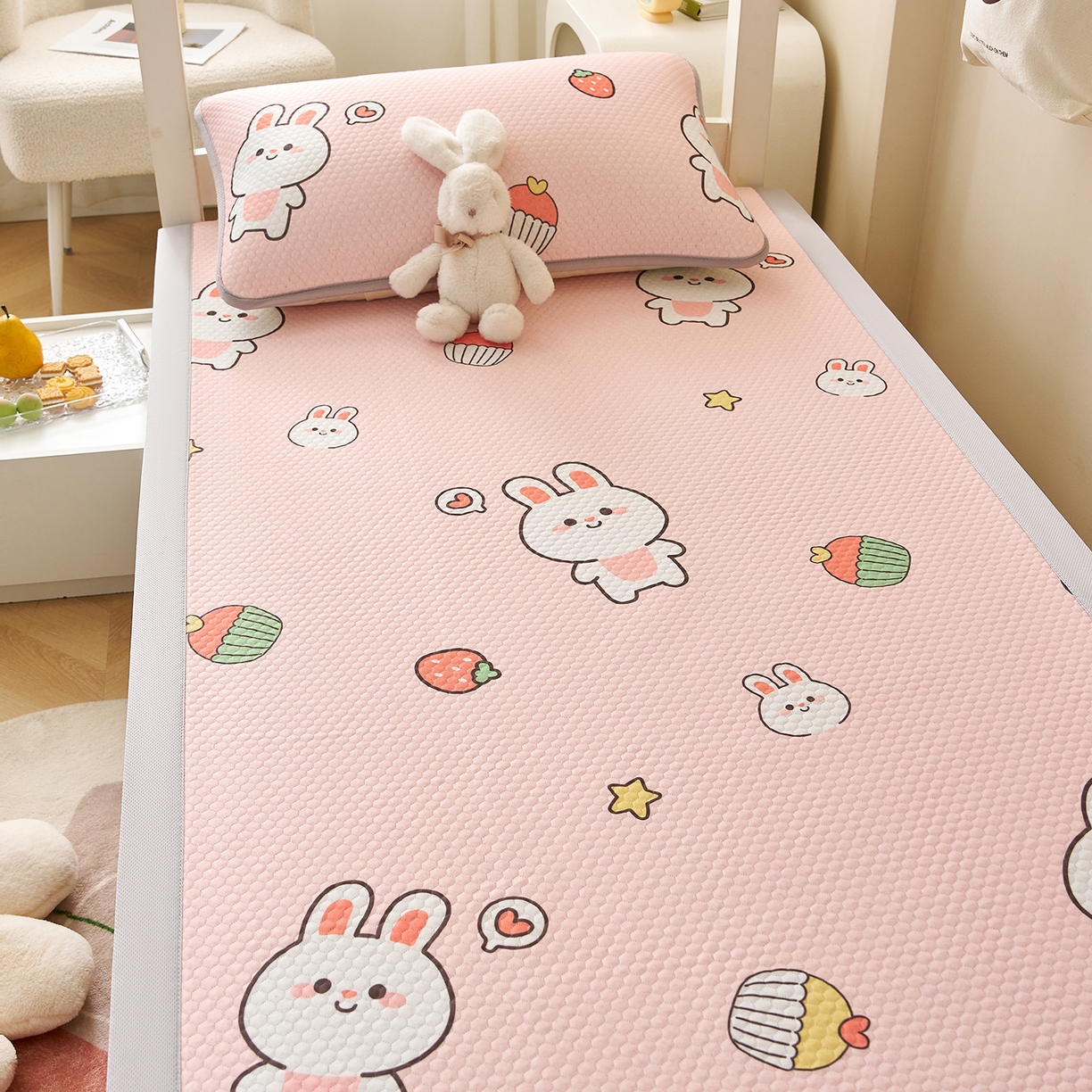 91家纺网 家纺一手货源 找家纺 家品罗兰 2026新款夏季A类印花冰豆豆凉席三明治透气网冰丝凉席家用双人冰丝席床单-学生床 巴比兔