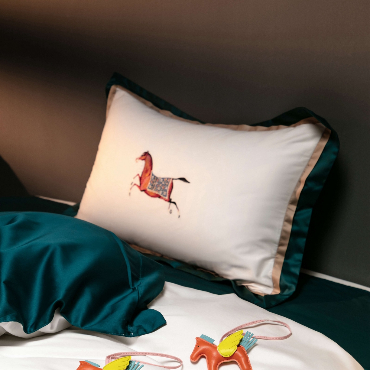 91家纺网 家纺一手货源 找家纺 （总）色鬼布艺高端家居主号 2026马年贺岁款100支长绒棉刺绣四件套-奔腾