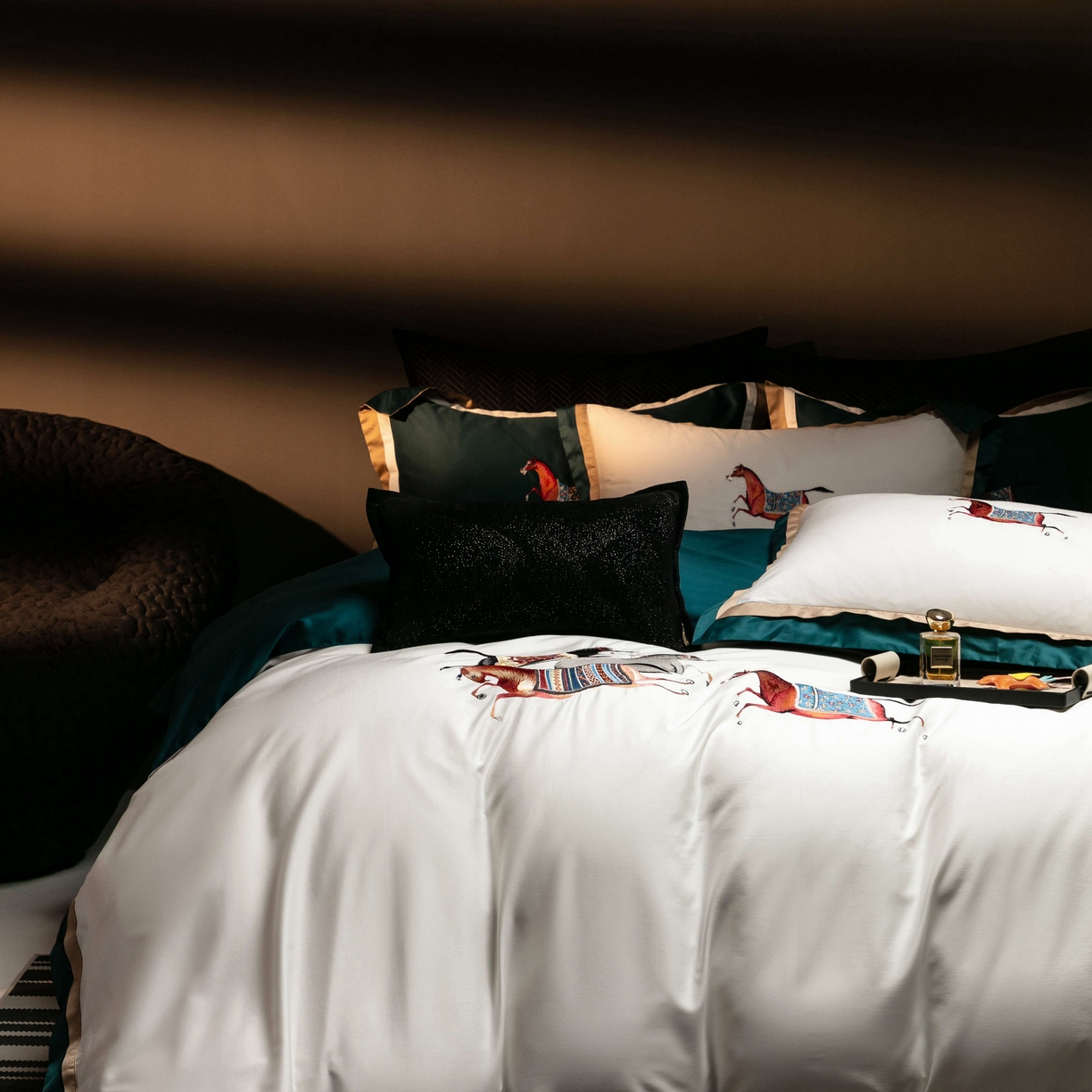 91家纺网 家纺一手货源 找家纺 色鬼布艺高端家居主号 2026马年贺岁款100支长绒棉刺绣四件套-奔腾 奔腾-白