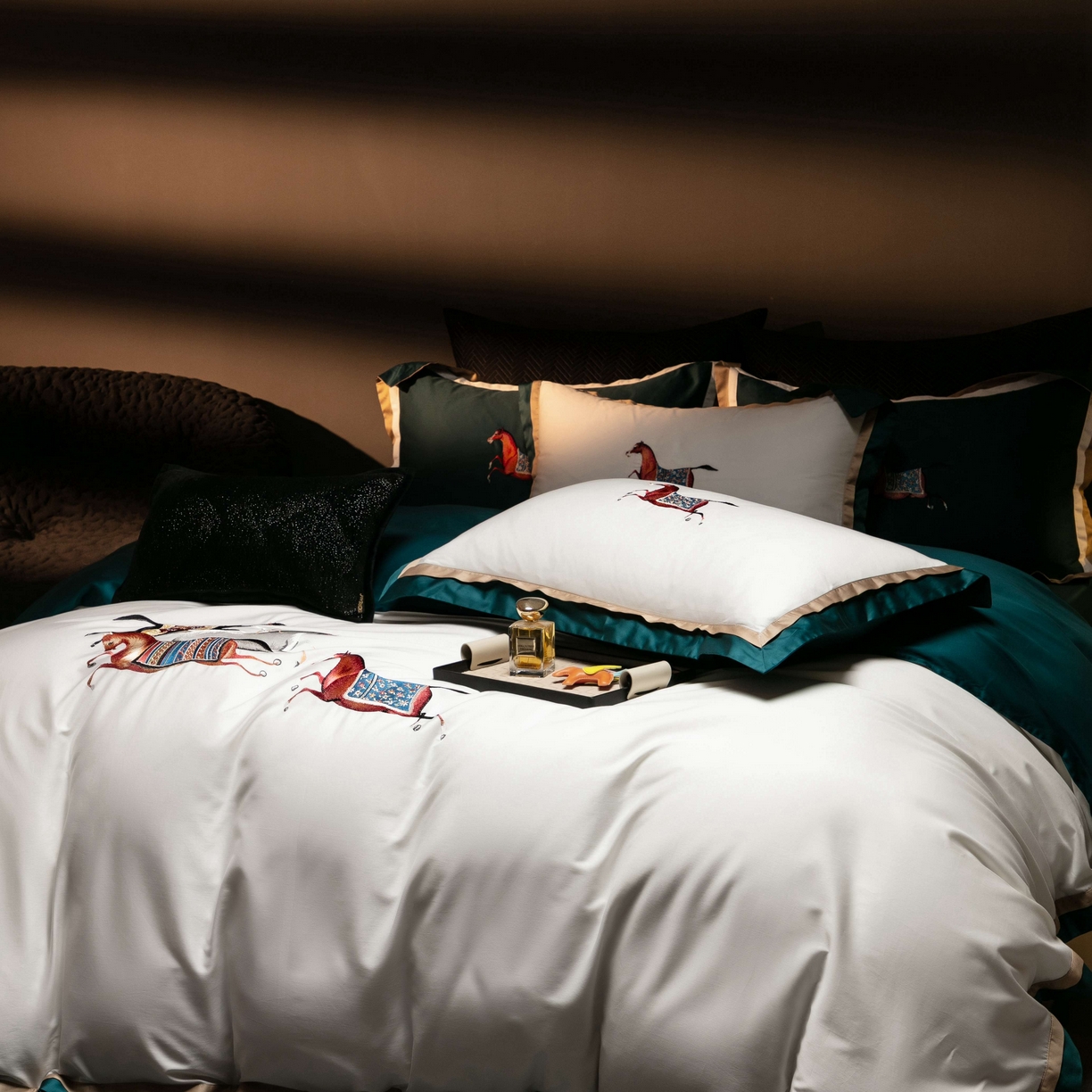 91家纺网 家纺一手货源 找家纺 （总）色鬼布艺高端家居主号 2026马年贺岁款100支长绒棉刺绣四件套-奔腾