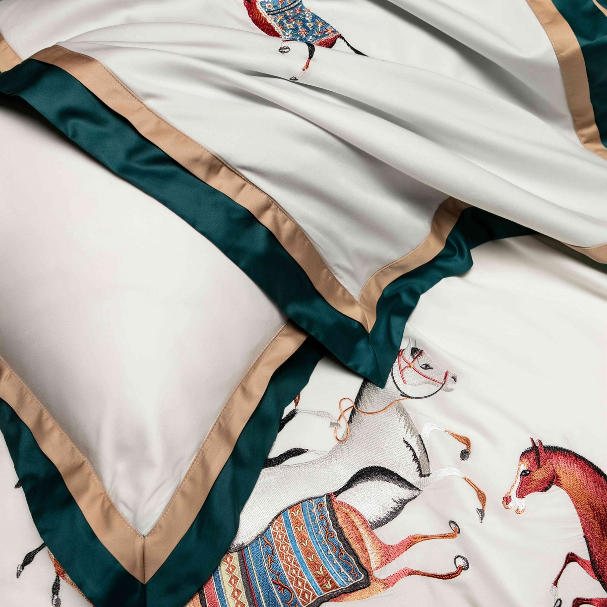 91家纺网 家纺一手货源 找家纺 色鬼布艺高端家居主号 2026马年贺岁款100支长绒棉刺绣四件套-奔腾 奔腾-白