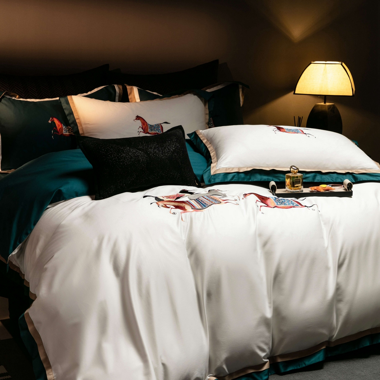 91家纺网 家纺一手货源 找家纺 色鬼布艺高端家居主号 2026马年贺岁款100支长绒棉刺绣四件套-奔腾 奔腾-白